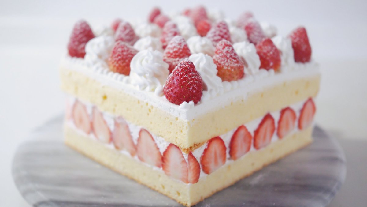 1222Reina's tweet photo. イチゴの大きいケーキ https://t.co/qEH1TNssR8