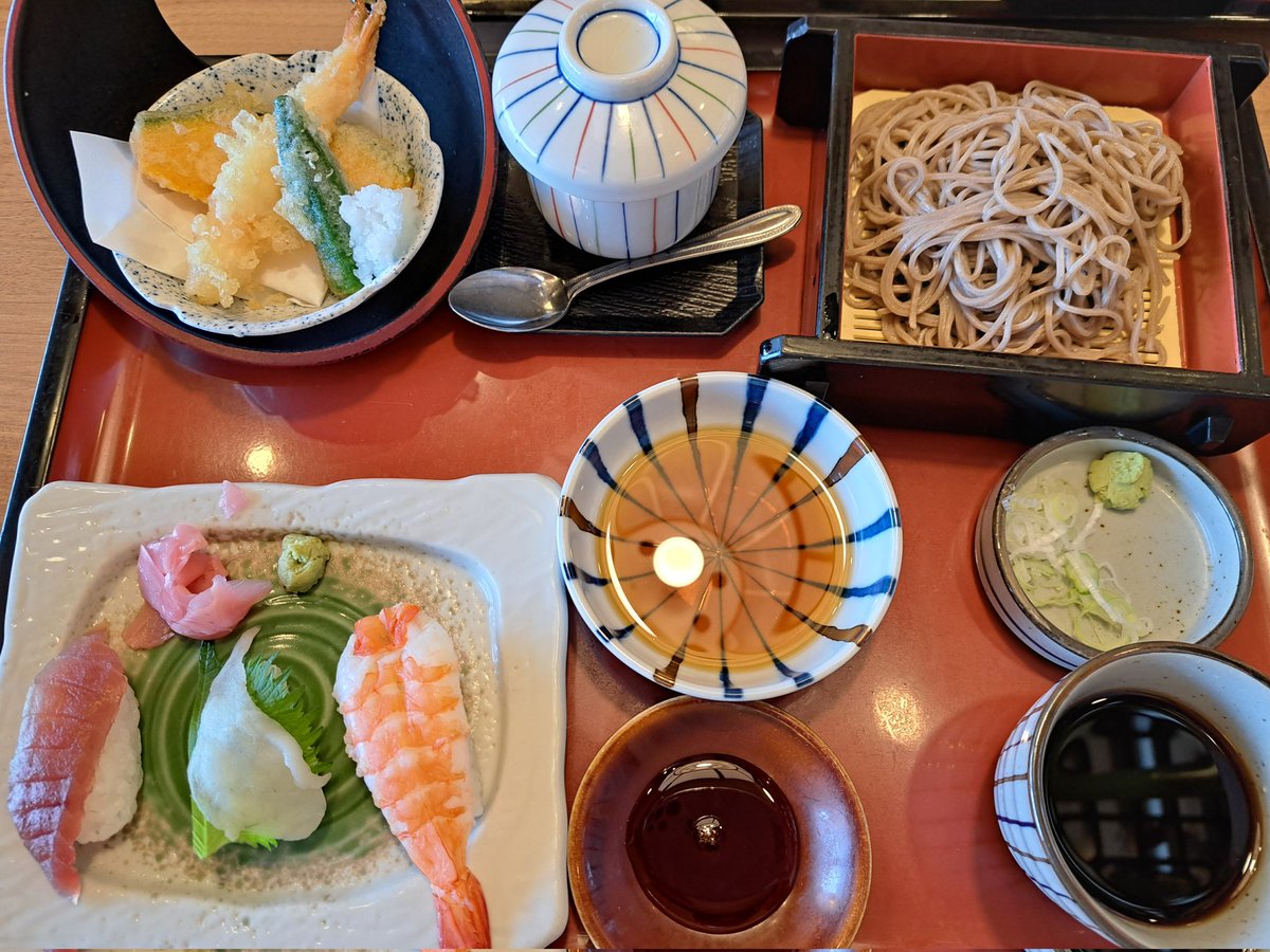 味の民芸でランチ
ちょっとずついろいろ食べれるのって幸せ💓
美味しかったです😋