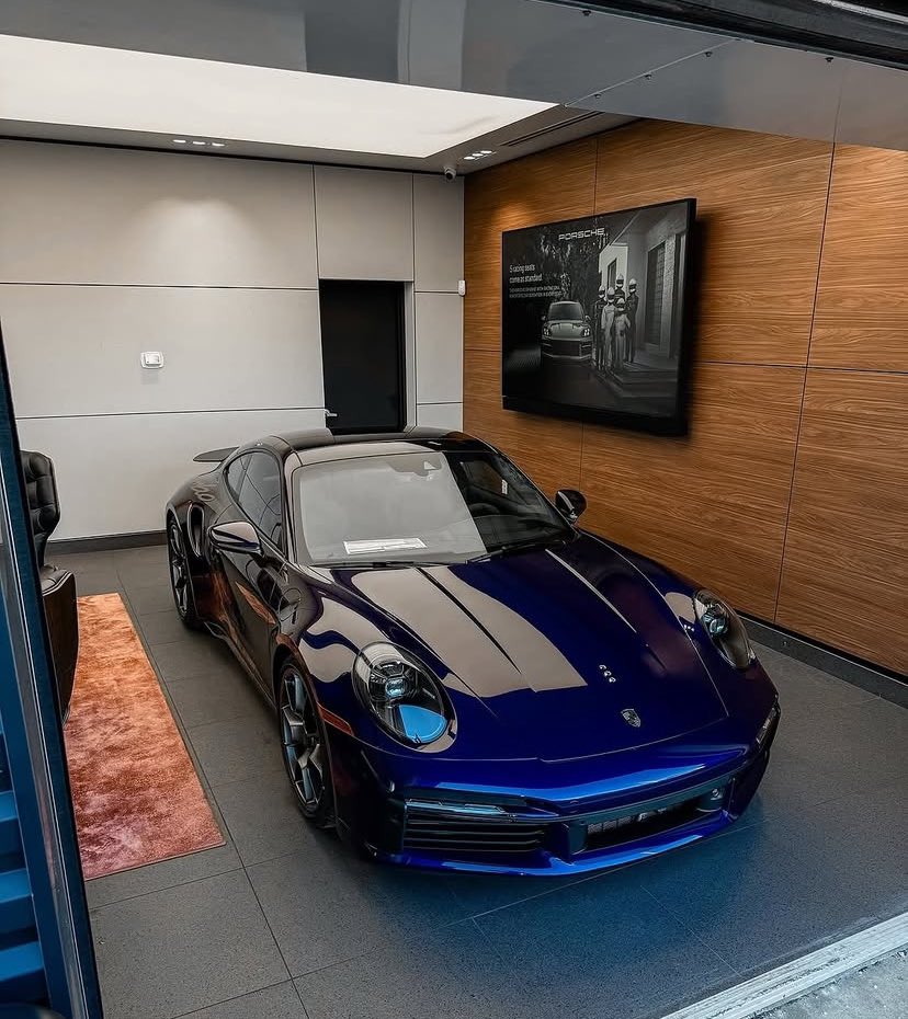 Jordan92338366's tweet photo. 992 Turbo 50th Anniversary in Gentian Blue Metallic 🥶 https://t.co/juwnFOSebq