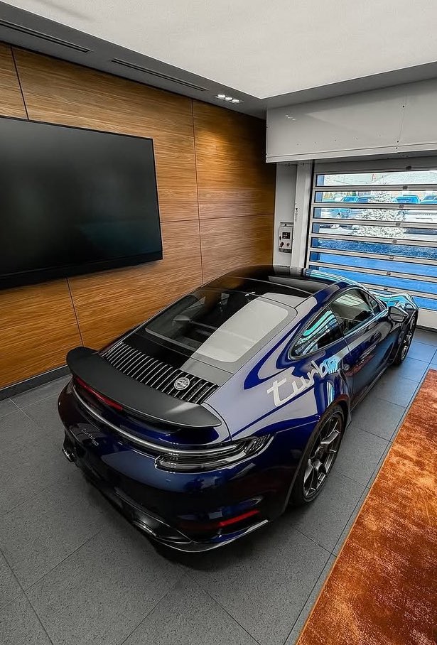 Jordan92338366's tweet photo. 992 Turbo 50th Anniversary in Gentian Blue Metallic 🥶 https://t.co/juwnFOSebq