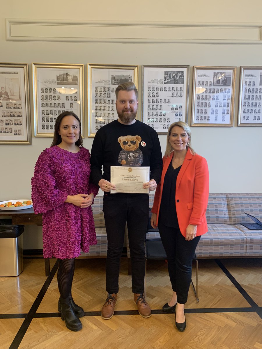 Iloa, Ystäviä ja politiikkaa 🔥💙

Tänään saimme <a href="/saarasofia/">Saara-Sofia Sirén 🇫🇮🇪🇺🇺🇦</a> &amp; <a href="/KaroliinaParta1/">Karoliina Partanen</a> <a href="/kokoomus/">Kokoomus</a> politiikkakoulun päätökseen ja todistus on nyt plakkarissa.

Hieno tunne! Iso Kiitos kun valitsitte minut mukaan. Huikea joukkue demokratian sankareita!🏆