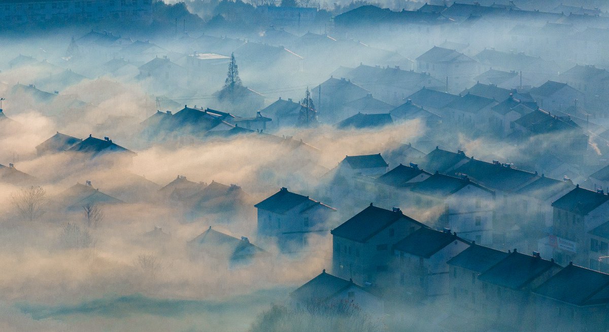 Qionggang Town, along the coast of #Dongtai City, Jiangsu Province. 
🌄The well - arranged blocks and residential houses are faintly visible under the hazy mist, just like ink - wash paintings one after another. Photo by Sun Jialu/CICPHOTO #ViewofYancheng https://t.co/JaF6fe7FhR