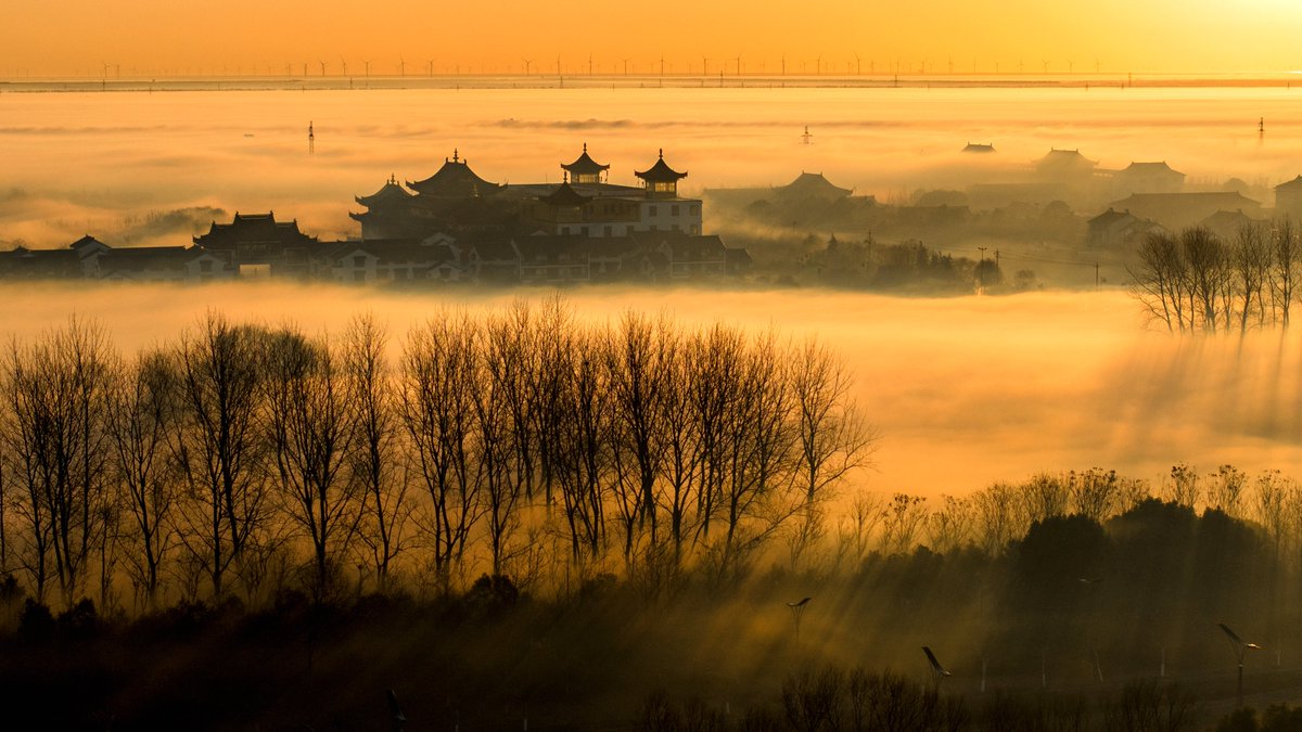 Qionggang Town, along the coast of #Dongtai City, Jiangsu Province. 
🌄The well - arranged blocks and residential houses are faintly visible under the hazy mist, just like ink - wash paintings one after another. Photo by Sun Jialu/CICPHOTO #ViewofYancheng https://t.co/JaF6fe7FhR