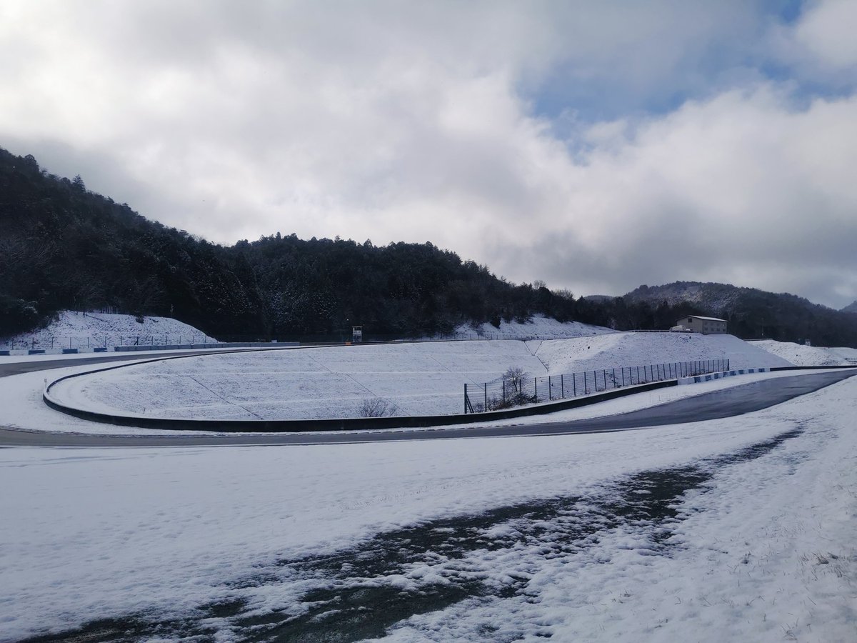 今年の冬将軍は猛将😅　サーキットの春はまだまだ遠し。
#岡山国際サーキット
#冬将軍
#雪