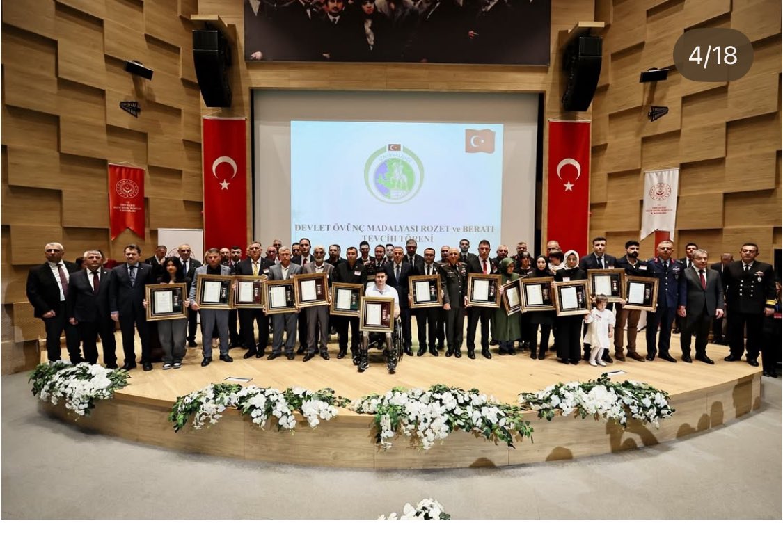 ademsoylu35's tweet photo. Asim’ın nesli diyordum ya nesilmiş gerçekten…
Devlet Övünç Madalyası Tevcih töreni…🇹🇷 https://t.co/saarBUNfKC