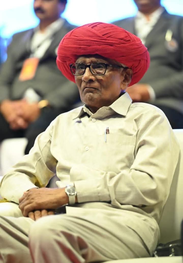 मराठा बहुजनांचे मन,मेंदु,मनगट सशक्त करणारे ,थोर इतिहासकार ज्यांनी प्रतिगाम्यांची प्रेतयात्रा व बहुजनांची प्रेम यात्रा जीवंतपणी अनुभवली असे महान समाजसुधारक , परिवर्तनवादी चळवळींचे प्रेरणास्थान इतिहासाचार्य प्रा.मा.म.देशमुख सर यांना मराठा सेवा संघ ,जामनेर तर्फे भावपूर्ण आदरांजली!💐