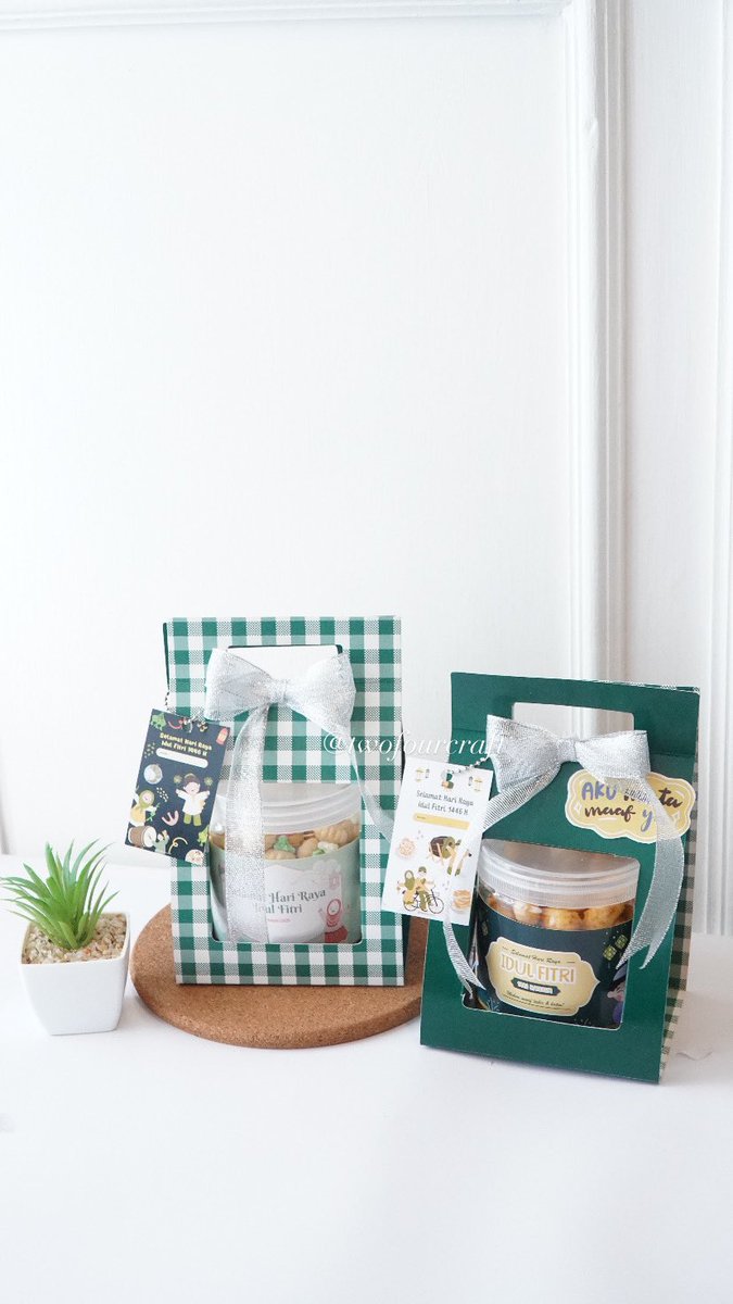 cheszzk's tweet photo. Hampers lebaran start from 12.500 yuk  yang lagi cari hampers area semarang bisa banget nih pesen di aku bisa kirim/cod hari ini ready stock, bisa req isian hampers, custome stiker dan hangtag juga 

Tanya” fast respon bisa kesini ya WA https://t.co/TRiWkpHzK4 https://t.co/jExV3ImeCa