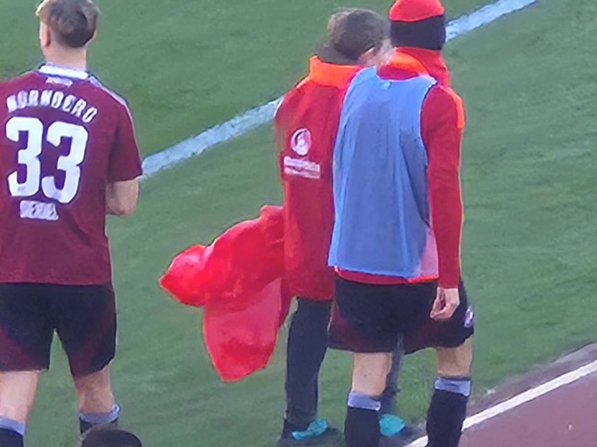 clubgefluester's tweet photo. @BILD_FCN @philip_gran_67 Ich hab noch drei vom rot-schwarzen #Maskenmann auf der Ehrenrunde 😆 #FCN https://t.co/k83MLV5BWk