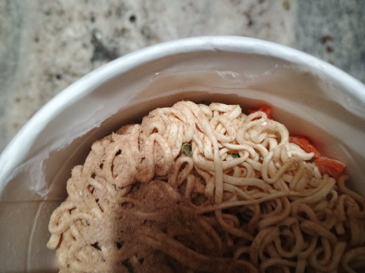 SinNoAria's tweet photo. @OrigCupNoodles Is this safe for me to eat? Looks like the film stuck to the top and peeled off from the paper. https://t.co/17NqUbEfYJ