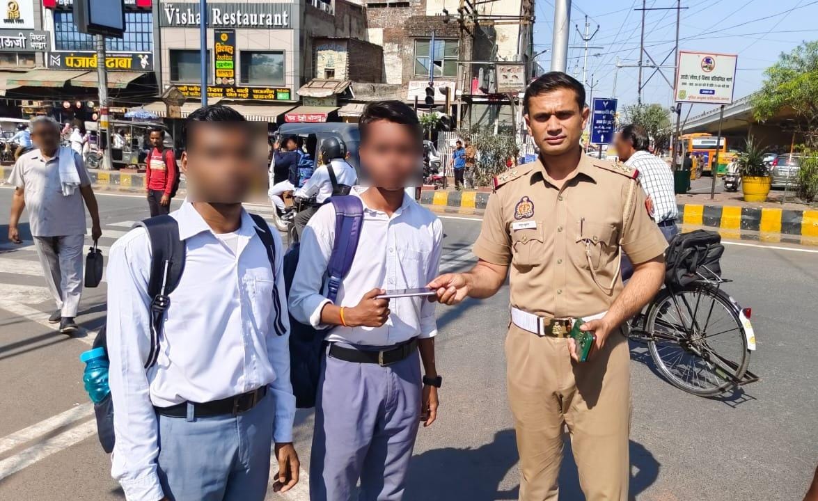 Agra Traffic Police (@agratraffic) on Twitter photo рдЖрдЬ рдЖрдЧрд░рд╛ рдХреЗ рднрдЧрд╡рд╛рди рдЯреЙрдХреАрдЬ рдкрд░ рдПрдХ рдпрд╛рддреНрд░реА рдХрд╛ рдореЛрдмрд╛рдЗрд▓ рдСрдЯреЛ рдореЗрдВ рдЫреВрдЯ рдЬрд╛рдиреЗ рдХреА рд╕реВрдЪрдирд╛ рдкрд░ #рдпрд╛рддрд╛рдпрд╛рдд_рдкреБрд▓рд┐рд╕ рдХреЗ рдЯреАрдПрд╕рдЖрдИ рдЕрдиреБрдЬ рджреЗрдУрд▓ рдПрд╡рдВ рд╕реНрдорд╛рд░реНрдЯ рдХрдВрдЯреНрд░реЛрд▓рд░реВрдо рдЯреАрдо рдХреЗ рджреНрд╡рд╛рд░рд╛ рд╕реАрд╕реАрдЯреАрд╡реА рд╡ рдЕрдиреНрдп рдорд╛рдзреНрдпрдореЛрдВ рдХреА рд╕рд╣рд╛рдпрддрд╛ рд╕реЗ рдореЛрдмрд╛рдЗрд▓ рдХреЛ рдЦреЛрдЬ рдХрд░ рдпрд╛рддреНрд░реА рдХреЛ рд╕реБрдкреБрд░реНрдж рдХрд┐рдпрд╛ рдЧрдпрд╛ред
┬й рдпрд╛рддреНрд░реА рдиреЗ рдЬрддрд╛рдпрд╛ #AgraTrafficPolice рдХрд╛ рдЖрднрд╛рд░ред рдЖрдЬ рдЖрдЧрд░рд╛ рдХреЗ рднрдЧрд╡рд╛рди рдЯреЙрдХреАрдЬ рдкрд░ рдПрдХ рдпрд╛рддреНрд░реА рдХрд╛ рдореЛрдмрд╛рдЗрд▓ рдСрдЯреЛ рдореЗрдВ рдЫреВрдЯ рдЬрд╛рдиреЗ рдХреА рд╕реВрдЪрдирд╛ рдкрд░ #рдпрд╛рддрд╛рдпрд╛рдд_рдкреБрд▓рд┐рд╕ рдХреЗ рдЯреАрдПрд╕рдЖрдИ рдЕрдиреБрдЬ рджреЗрдУрд▓ рдПрд╡рдВ рд╕реНрдорд╛рд░реНрдЯ рдХрдВрдЯреНрд░реЛрд▓рд░реВрдо рдЯреАрдо рдХреЗ рджреНрд╡рд╛рд░рд╛ рд╕реАрд╕реАрдЯреАрд╡реА рд╡ рдЕрдиреНрдп рдорд╛рдзреНрдпрдореЛрдВ рдХреА рд╕рд╣рд╛рдпрддрд╛ рд╕реЗ рдореЛрдмрд╛рдЗрд▓ рдХреЛ рдЦреЛрдЬ рдХрд░ рдпрд╛рддреНрд░реА рдХреЛ рд╕реБрдкреБрд░реНрдж рдХрд┐рдпрд╛ рдЧрдпрд╛ред
┬й рдпрд╛рддреНрд░реА рдиреЗ рдЬрддрд╛рдпрд╛ #AgraTrafficPolice рдХрд╛ рдЖрднрд╛рд░ред