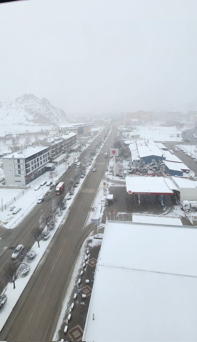 "Mart kapıdan baktırır, kazma kürek yaktırır" dedikleri tam da bu! ❄️  kar yeniden yüzünü gösterdi. Afyonkarahisar’dan Tüm dostlara selamlar! ☃️🌨️
#KarYağışı #MartSürprizi #KışGeriDöndü #BaharNerede