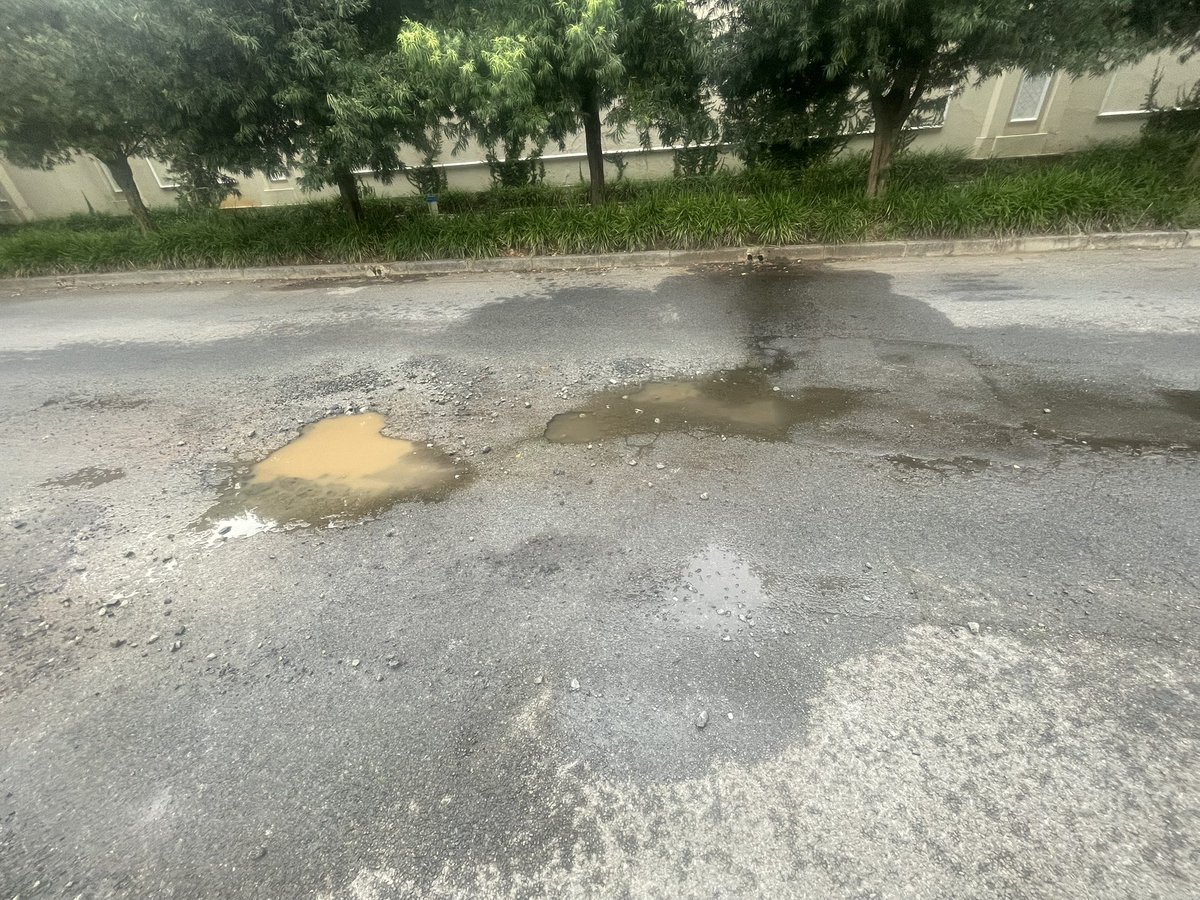 MarkyB3108's tweet photo. @Marttwit @MyJRA please can you assist with below potholes in Christopherson Rd (between Smits and Hume) in Dunkeld. https://t.co/CptMNwiOCx