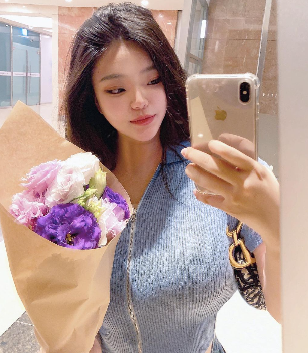 今天约的小哥哥送的花 今晚奖励他 让他口爆我怎么样 #瑜伽裤 #女大学生