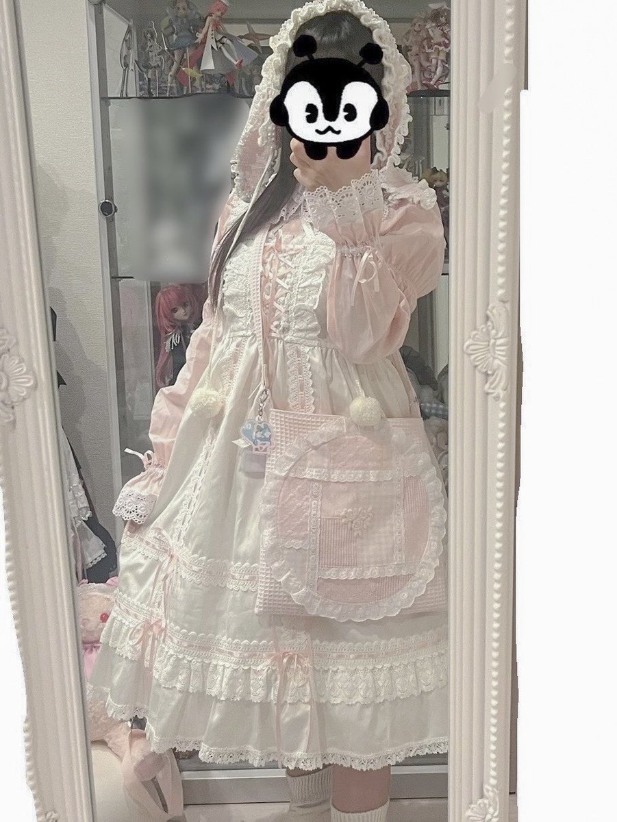 x_tsumi_x's tweet image. 外に着ていく機会が少ないのがかなしくて、家のなかでロリィタ着てたのしんでる