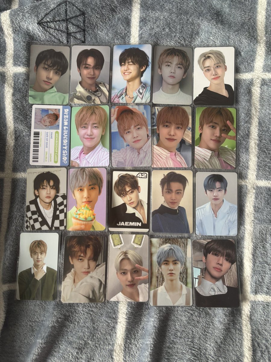 steeg0saur's tweet photo. halo masih ada yg cari pc nomin dibawah ini ga ya?? ada jaemin make a wish card, jeno collect book 2018, jeno apm, jaemin apm dan masih banyak lagi🥹🫶🏻 aku ga tau pasaran sekarang mungkin nanti di upload harga nya sore atau yg mau offer di dm boleh🤩 https://t.co/0rQbaBaErj