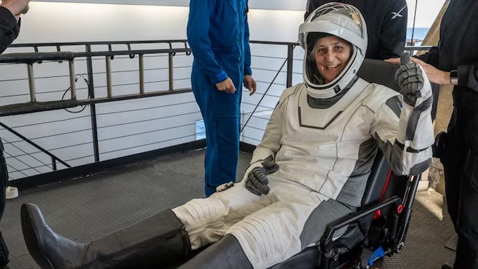 CISFCentral's tweet image. Welcome Back #SunitaWilliams! After spending Nine months in space, her safe return is an extraordinary achievement! Congratulations to @NASA & the team behind this remarkable mission, showcasing exceptional skill & dedication.
#sunitawilliamsreturn #ProudIndia
@CISFHQrs