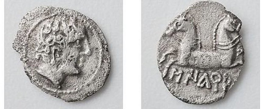 Aquesta setmana fa 14 anys q l’Espitllera Fòrum d’Estudis Segarrencs i la fundaciocasesllebot.org adquiríem en pública subhasta el petit tetartemorion Sikarra o Sigarra (finals s. III aC), partida de naixement d’aquest topònim q avui anomenem Segarra.

ca.m.wikipedia.org/wiki/Moneda_Si…