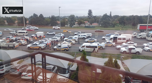 TrafficSA's tweet photo. Ekurhuleni - #EMPDStrike Highway Update: Striking EMPD members are entering Germiston along the M2 Highway @TrafficSA
N3 / N12 / R21 / R24 / N17 routes are now clear (10:35)