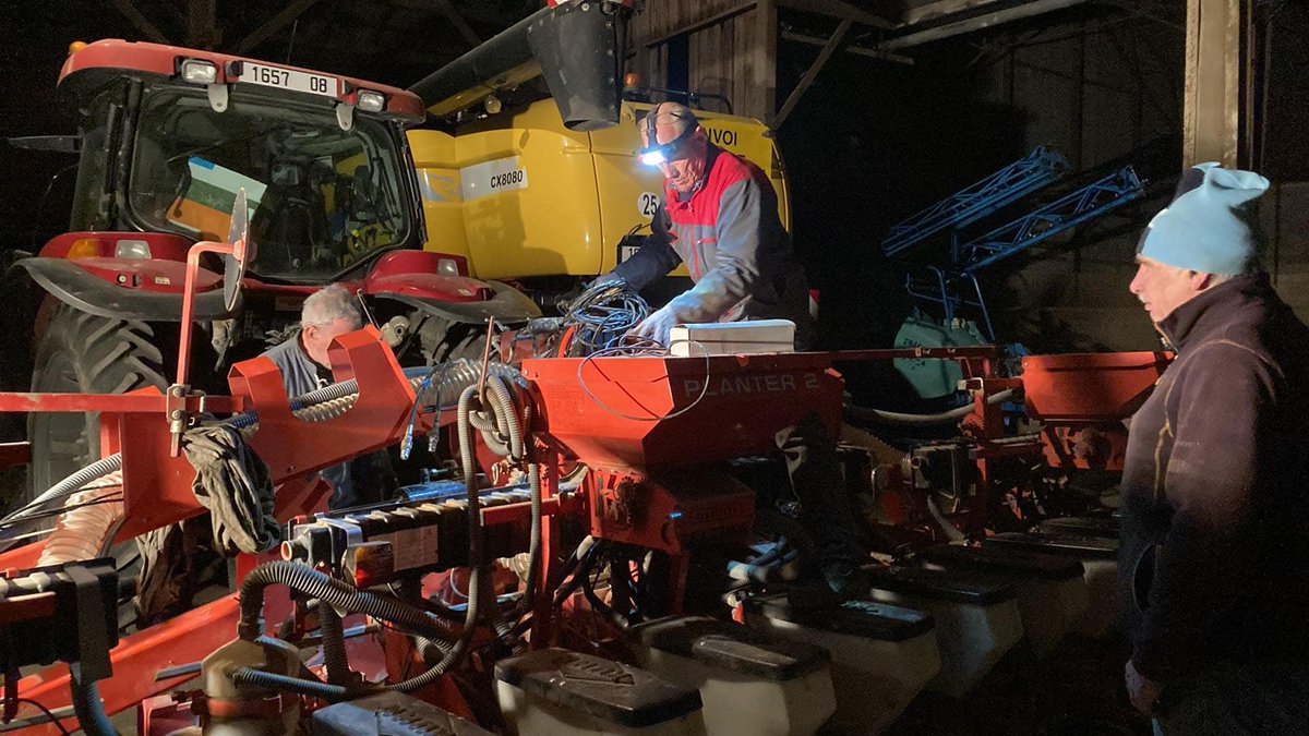 Antoine Grasser (@antoine_grasser) on Twitter photo Malgré 2 pannes sur la turbine du micro-granulateur, on ne lâche rien et on continue de semer les <a href="/_MissBetter/">Miss Better</a> avant la pluie!!!
😀 ☀️🔥 Malgré 2 pannes sur la turbine du micro-granulateur, on ne lâche rien et on continue de semer les <a href="/_MissBetter/">Miss Better</a> avant la pluie!!!
😀 ☀️🔥