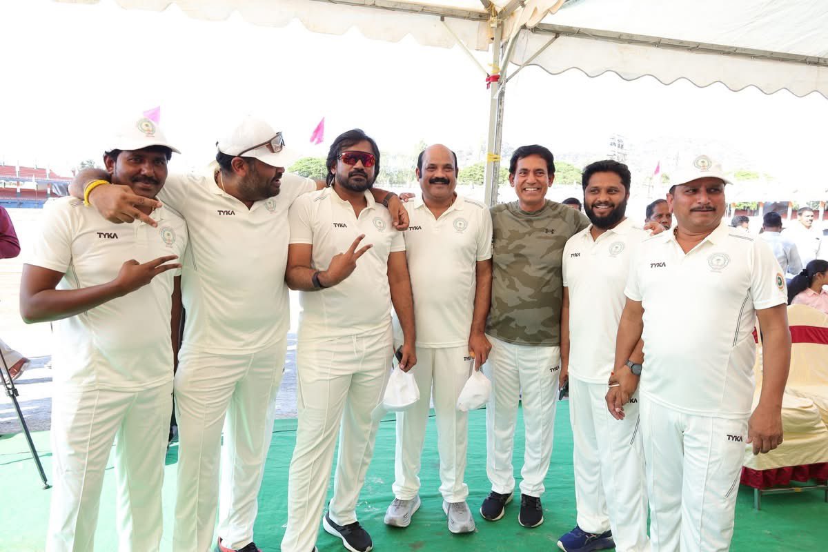 Adireddy_Vasu's tweet image. నిన్న జరిగిన శాసనసభ్యుల క్రీడా పోటీలలో సహచర శాసనసభ్యులతో కలిసి ఉల్లాసంగా ఉత్సాహంగా క్రీడా పోటీలలో పాల్గొనడం జరిగింది. 

#sportsmeet #Budget2025 #assembly #AndhraPradesh