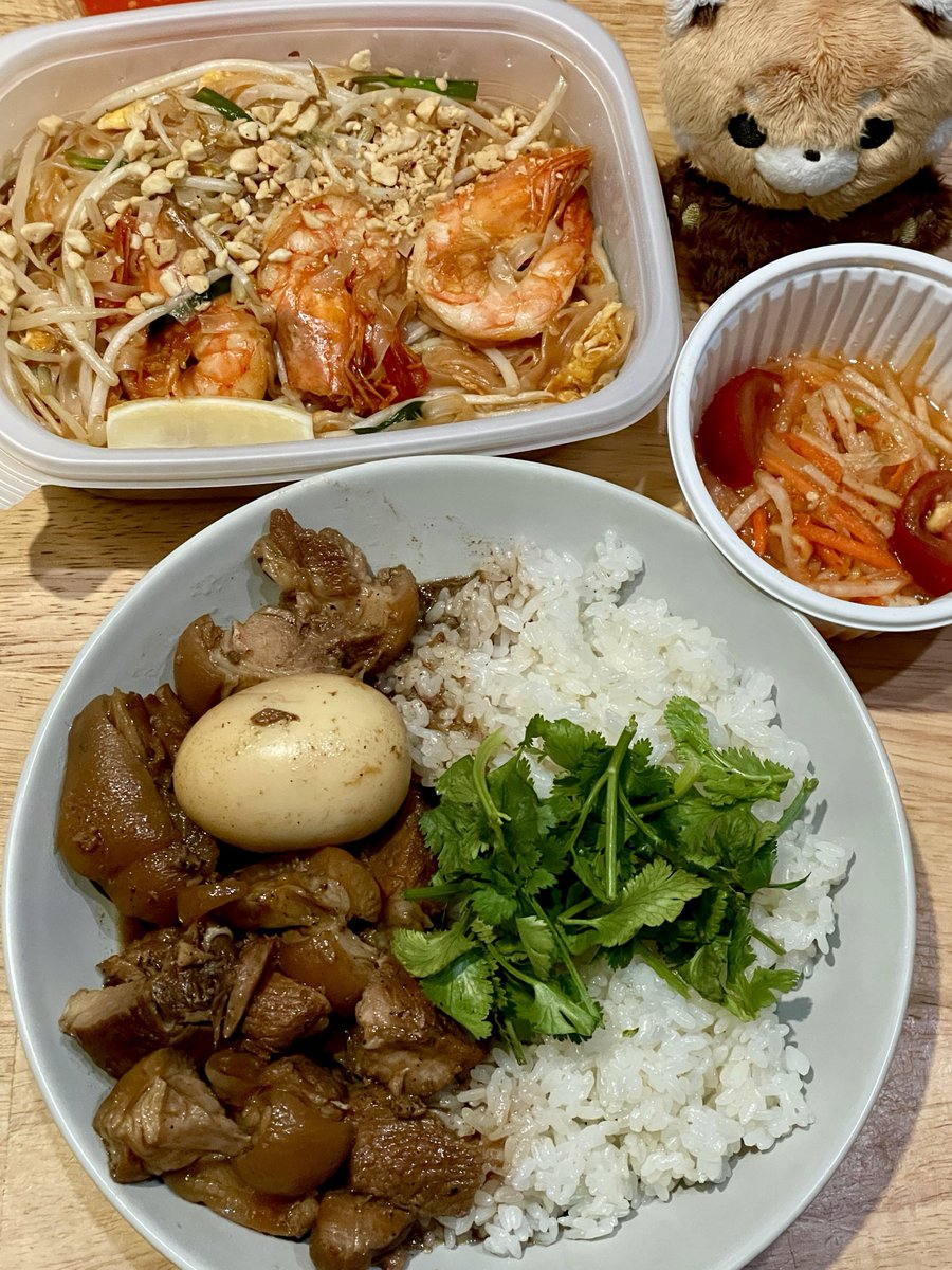 📍중랑구 알로이짱

카오카무(족발덮밥), 팟타이, 쏨땀
별 기대 없이 시켰는데
주방장님을 태국에서 모셔왔을거라는
그런 확신이 강하게 드는 멋진 맛