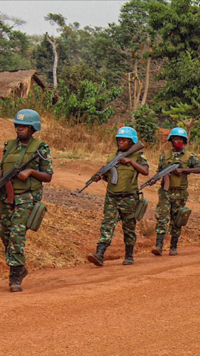 kgbrwanda's tweet photo. Esewe abandusha amakuru mwambwiye #imbunda bayifata bakurikije iki ??
Iburyo cg ibumoso
Cyangwa biterwa nigihugu cyaba koroneje (colonization) ๐๐ง๐ฎ
Nimba ataribyo aba ni abavanderi bacuruza inyanya kumihanda ๐ https://t.co/1OopCaEv40