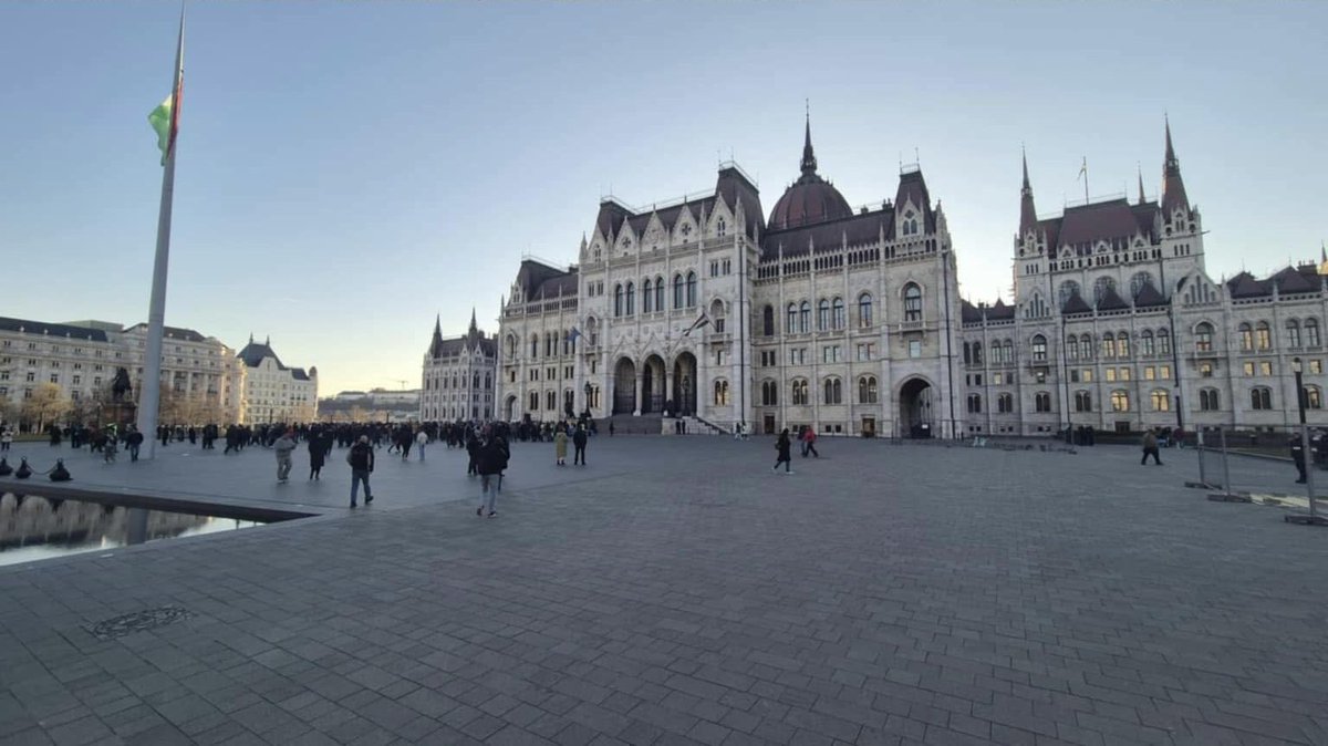 BalazsOrban_HU's tweet photo. Outside the Hungarian Parliament today a small gathering with no popular support. Inside dangerous radicals sought to choke our parliamentary debate using unsafe tactics imported from abroad. Hungarians all know the liberal playbook now. There is no democratic mandate for it here.