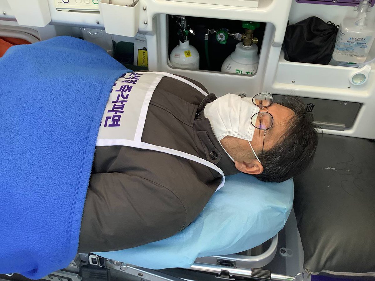 yoonoutaction's tweet image. &amp;lt;오늘(19일) 오후 3시경 단식농성 의장 2명 병원 이송&amp;gt;

윤석열 즉각파면을 촉구하는 비상행동 공동의장단의 단식농성이 오늘(3월 19일)로 12일째로 접어들었습니다. 15명의 공동의장단이 내란수괴 윤석열이 파면되기 전에는 먼저 쓰러질 수 없다며 단식농성을 이어가고 있었습니다. 하지만 급격하게…