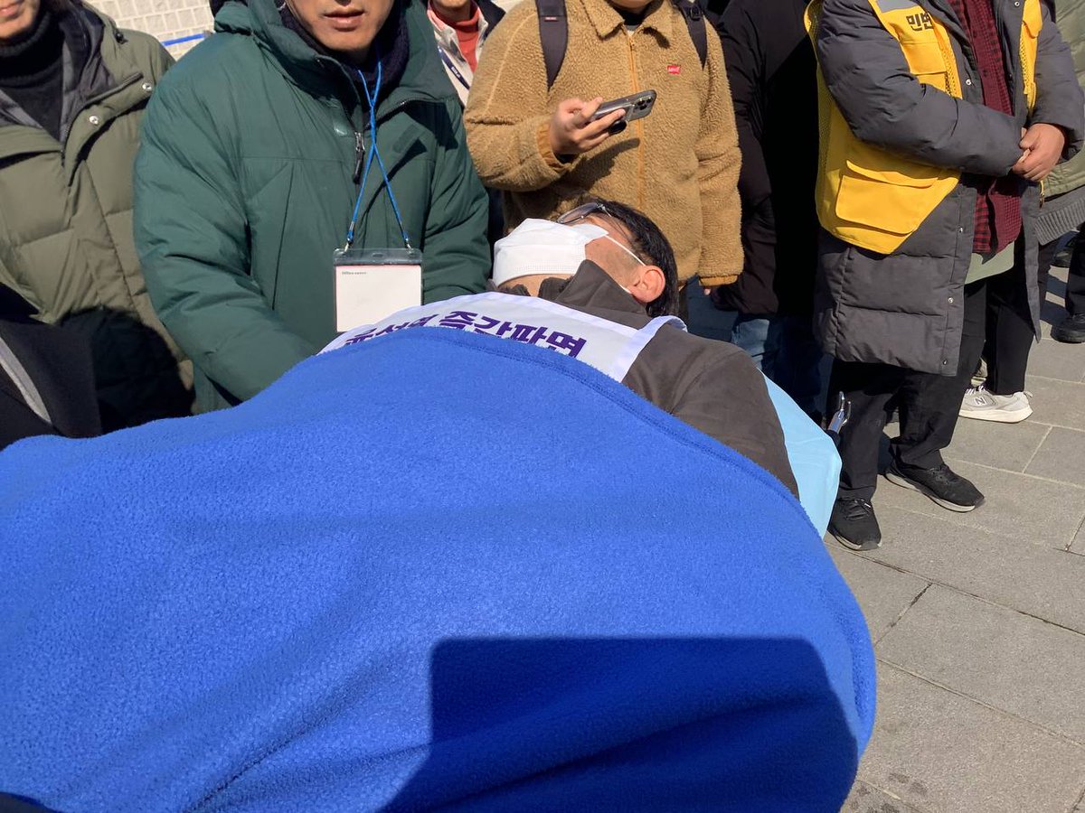 yoonoutaction's tweet image. &amp;lt;오늘(19일) 오후 3시경 단식농성 의장 2명 병원 이송&amp;gt;

윤석열 즉각파면을 촉구하는 비상행동 공동의장단의 단식농성이 오늘(3월 19일)로 12일째로 접어들었습니다. 15명의 공동의장단이 내란수괴 윤석열이 파면되기 전에는 먼저 쓰러질 수 없다며 단식농성을 이어가고 있었습니다. 하지만 급격하게…