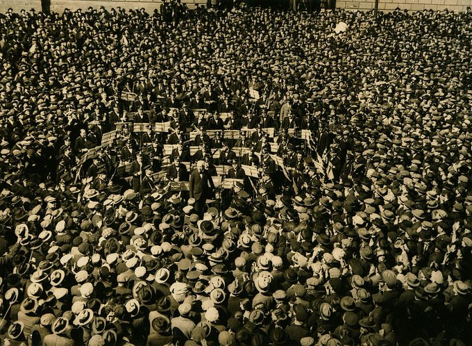19 de març de 1925 [100 anys]: el compositor Richard Strauss dirigia la <a href="/BandaBarcelona/">Banda Municipal BCN</a> a la Plaça Sant Jaume de Barcelona, davant de milers de persones.

«Visca Barcelona, visca Catalunya!», va dir en finalitzar "Mort i transfiguració".