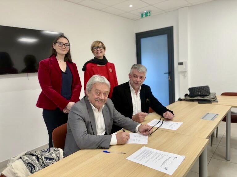 Procureure Avignon (@procureuravign1) on Twitter photo Signature des procureurs de Vaucluse,avec les présidents de l’<a href="/association/">don't bother</a> des maires de Vaucluse et de l’association des maires ruraux d une convention afin de protocoliser et fluidifier les échanges
<a href="/l_amf/">AMF | Association des maires de France</a> <a href="/Maires_Ruraux/">AMRF</a>
<a href="/justice_gouv/">Ministère de la Justice</a> Signature des procureurs de Vaucluse,avec les présidents de l’<a href="/association/">don't bother</a> des maires de Vaucluse et de l’association des maires ruraux d une convention afin de protocoliser et fluidifier les échanges
<a href="/l_amf/">AMF | Association des maires de France</a> <a href="/Maires_Ruraux/">AMRF</a>
<a href="/justice_gouv/">Ministère de la Justice</a>