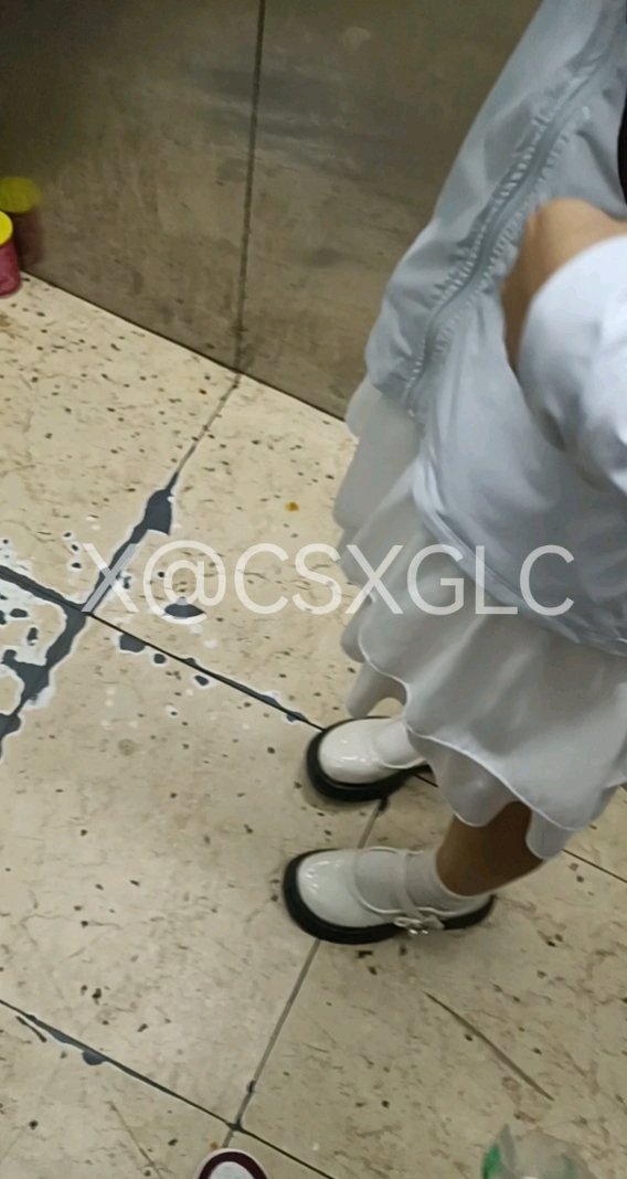 网友投稿，扫楼路上又跟了个女高，白色小皮鞋嘎嘎热乎，直接把玩。 https://t.co/DsA752IlAr