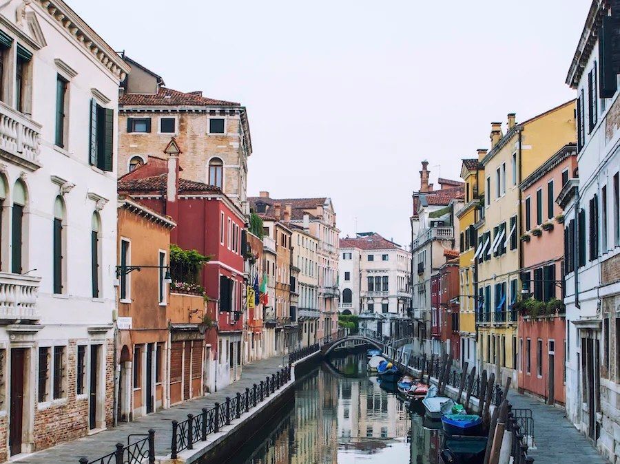 teatrolafenice's tweet photo. «La vita è un’enorme tela: rovescia su di essa tutti i colori che puoi» (Danny Kaye). Buona giornata, amici!

#19marzo https://t.co/omEQl8uhHh
