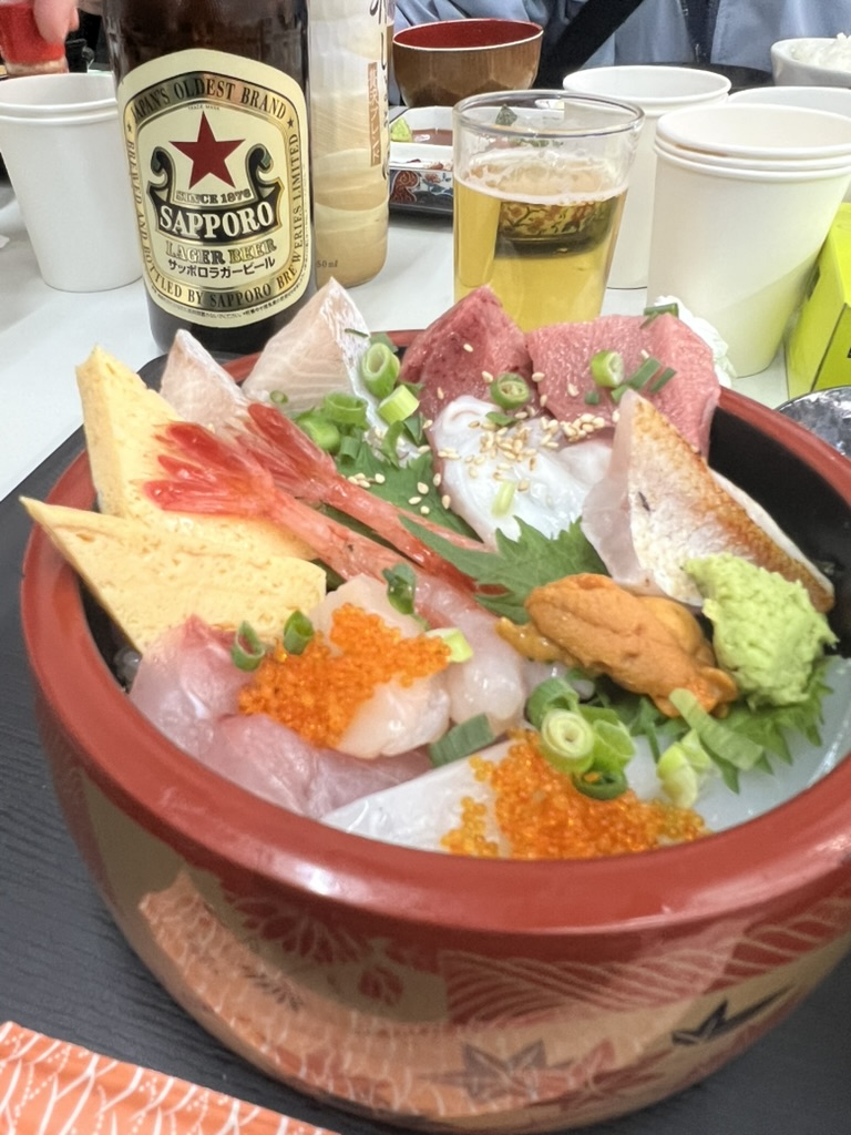 zisouz's tweet photo. 初日のランチはお魚屋さんが提供する定食屋さんへ。
ズワイガニを追加注文！
#社員旅行
#エンジニア募集中
#受託開発
#古川鮮魚 https://t.co/8tGvtBz9Yv