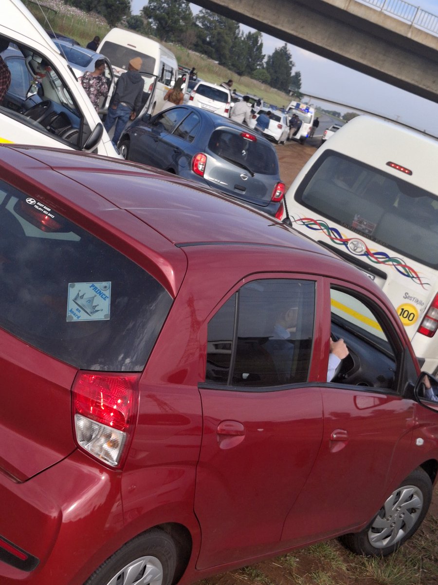 JulianManamela's tweet photo. So the @EMPD is striking n they decided to block the N17 during peak hours aphi amaSAPS @Powerfm987 @SABCNews https://t.co/Ap0TxIlZOv