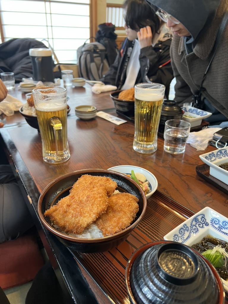 zisouz's tweet photo. 2日目のランチは、新潟のソールフードであるタレカツ丼が有名な政ちゃんへ。
K氏が頼んだ特製カツ丼（ご飯の中にもトンカツ２枚）がエグい。
＃社員旅行
＃とんかつ政ちゃん
＃受託開発
#システム開発 https://t.co/kZQDozsS5n