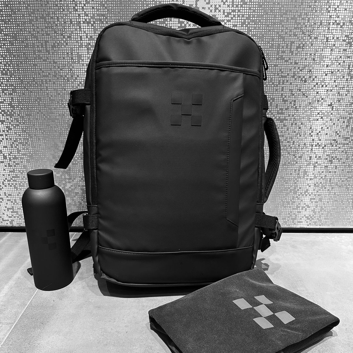 福利局狠狠抽🎁
要了几套新的周边送给小伙伴们，这个背包真的很好看且非常实用比较大，包里配了一体充电线和专门的电脑收纳层等等，反正我很喜欢
- 抽3套最新周边套装
务必完成：
- #OKX 加密姐妹说栏目号上线
关注<a href="/sisterinweb3/">加密姐妹说</a> X <a href="/Cayne_okx/">Cayne.okx</a>
- 转推+点赞+(可留言评论)
大概24h开奖