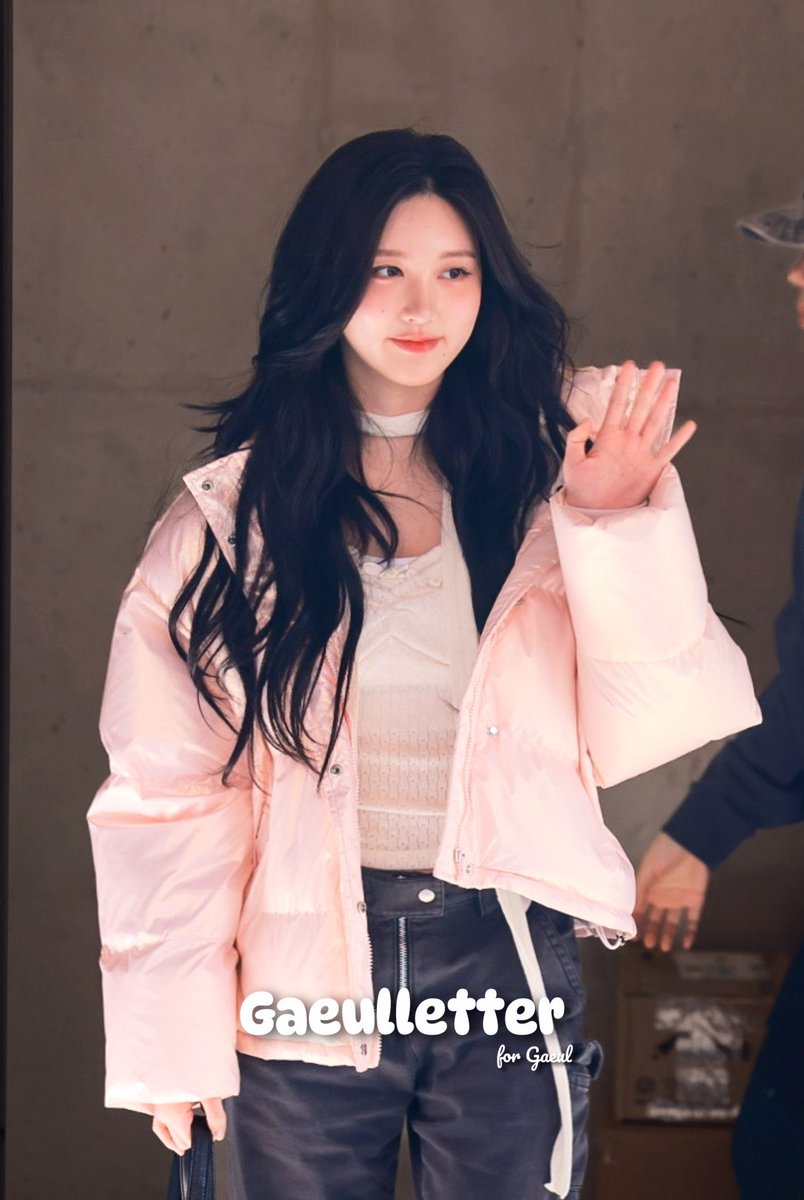gaeulspic's tweet photo. gaeul at today's fansign vce 😩

#IVE #아이브 #가을 #GAEUL https://t.co/efDcya8kWh