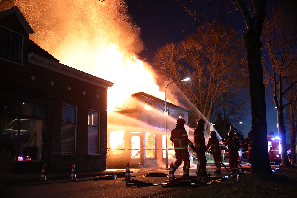 Uitslaande brand verwoest leegstaande boerderij
