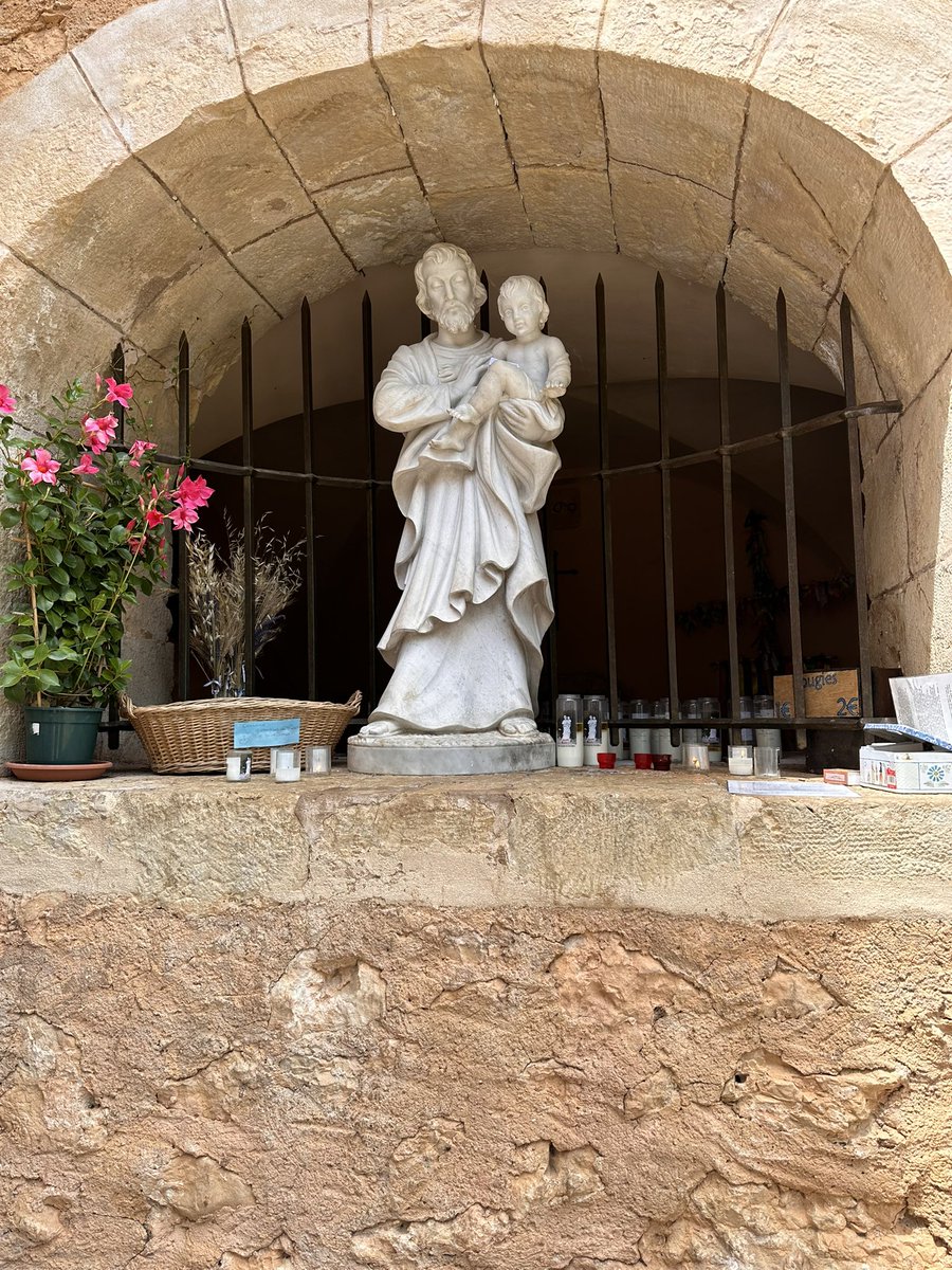 PereDanziec's tweet photo. Nous t’honorons, 
Glorieux saint Joseph, 
Notre soutien quotidien dans le labeur. 
Tu as veillé sur Jésus comme un père, 
Ô veille sur nous, 
Et conduis-nous à lui ! https://t.co/AFRij5DfjV