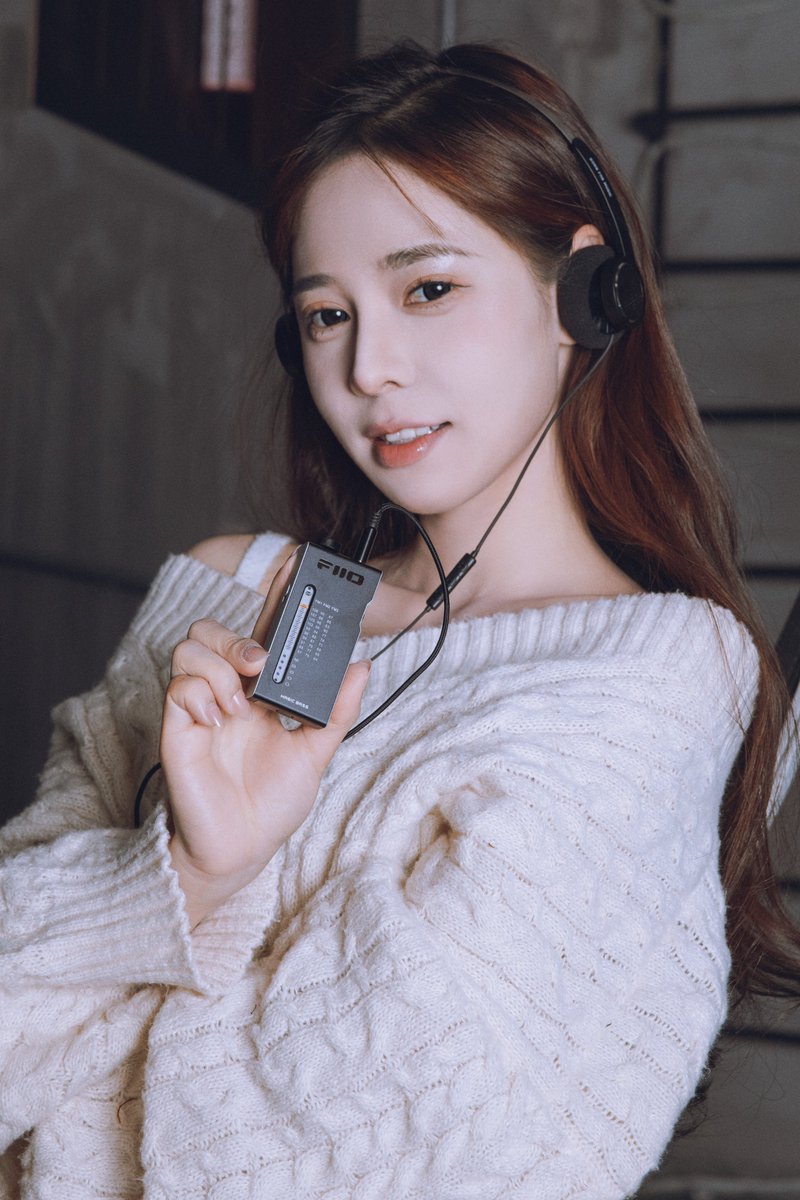 SNOWSKYofficial's tweet photo. RR11 FM radio+ Wind on ear headphone!
#fiio #snowsky #rr11 #headphone #onearheadphone #music #Radio https://t.co/P2yU8PxBCj