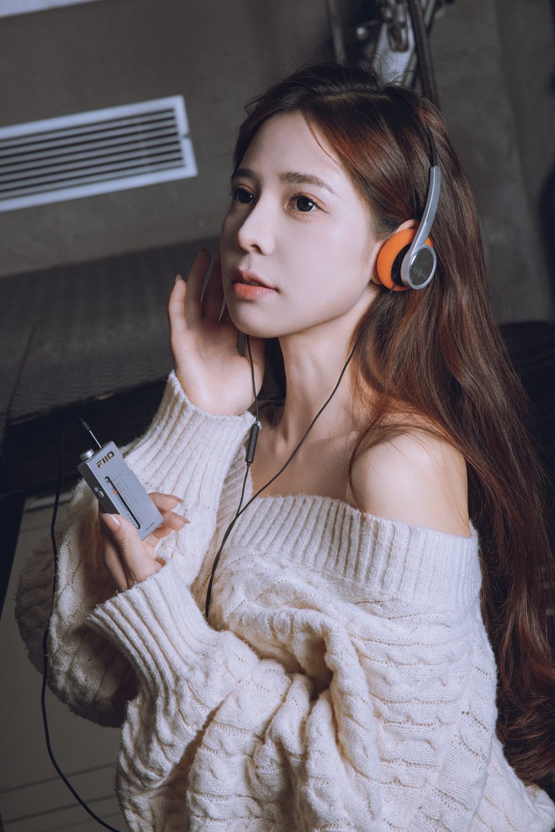 SNOWSKYofficial's tweet photo. RR11 FM radio+ Wind on ear headphone!
#fiio #snowsky #rr11 #headphone #onearheadphone #music #Radio https://t.co/P2yU8PxBCj