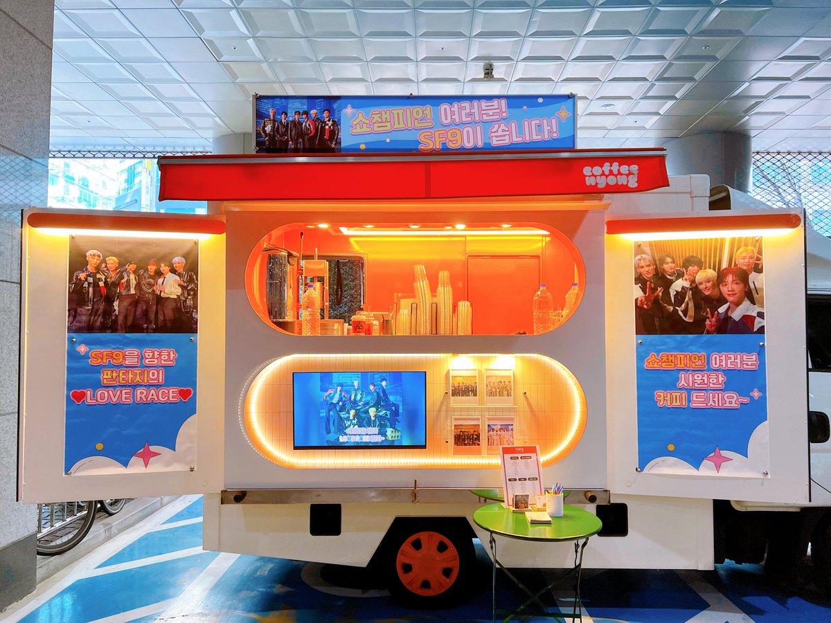idolchamp1's tweet photo. [#쇼챔피언_커피차]

부릉부릉🚚 

#에스에프나인 #SF9
응원하러 커피차가 왔습니다~

#판타지 덕에 시원한 음료와
맛잇는 간식먹고 힘내서 오늘 #쇼챔피언 도 화이팅🧡 https://t.co/tWPlO8xFIX