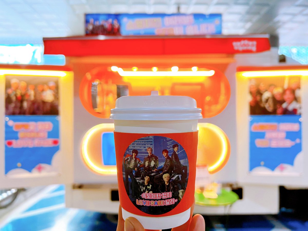 idolchamp1's tweet photo. [#쇼챔피언_커피차]

부릉부릉🚚 

#에스에프나인 #SF9
응원하러 커피차가 왔습니다~

#판타지 덕에 시원한 음료와
맛잇는 간식먹고 힘내서 오늘 #쇼챔피언 도 화이팅🧡 https://t.co/tWPlO8xFIX