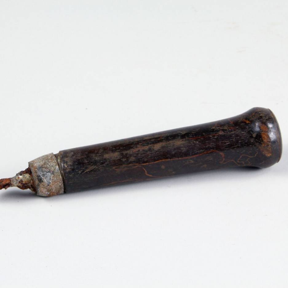 MuseumKaapSkil's tweet photo. Van het metalen lemmet is weinig meer over, maar het houten heft is nog piekfijn in orde. Zelf na eeuwen in het zeewater 🔪🌊
In de collectie van Museum Kaap Skil vind je meer over vondsten uit scheepswrakken: https://t.co/HpE2QANSUx #achttiendeeeuw https://t.co/NeZZTgsAJ5
