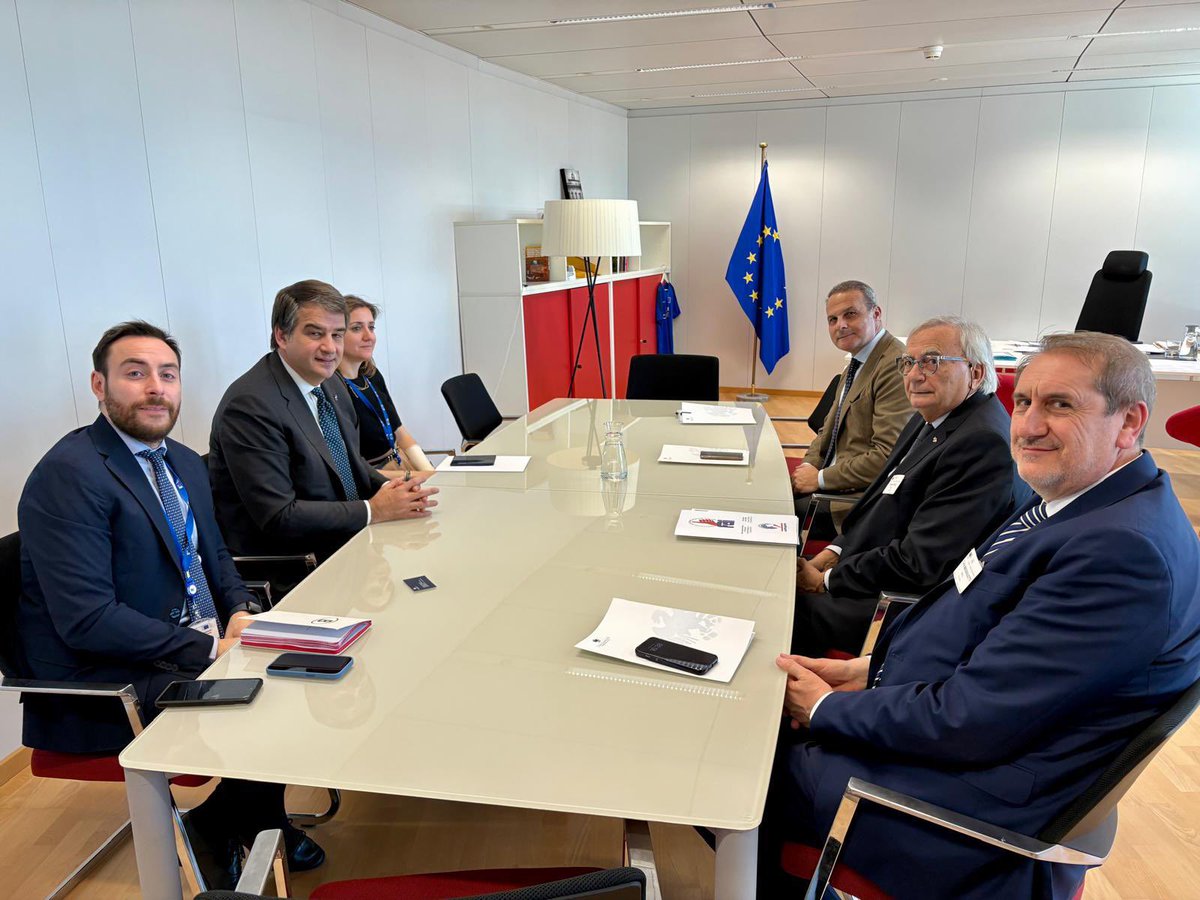 FAI-Conftrasporto-Confcommercio, con Paolo Uggè e Pasquale Russo alla guida di una delegazione, ha incontrato il vicepresidente UE Raffaele Fitto per affrontare le sfide di un comparto strategico: 10.000 imprese, 90.000 mezzi, 87% delle merci trasportate in Italia.

Al centro del