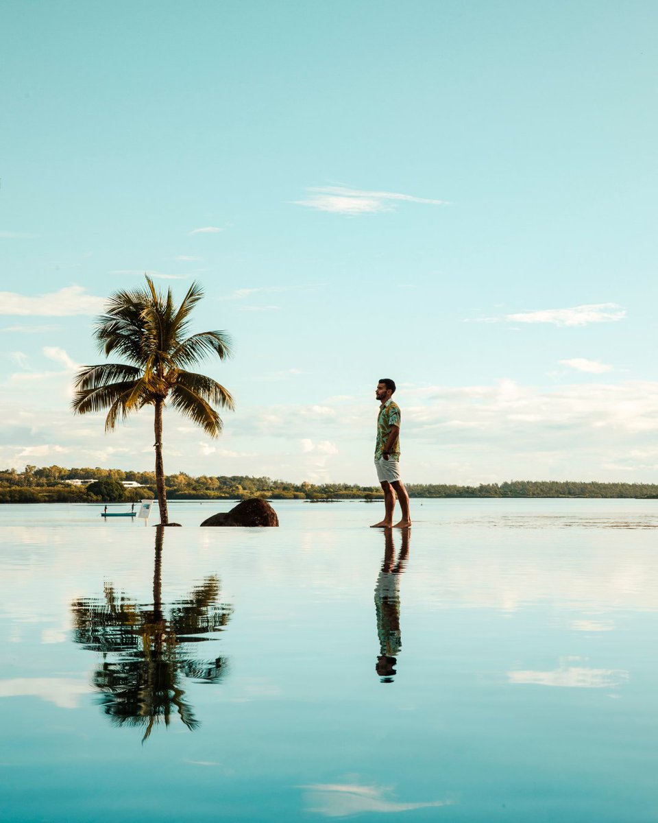 Walking on water? Almost. At our infinity pool, every step feels like a tropical dream.
#FSMauritius

📸 <a href="/dimitri_rault/">Dimitri Rault#Ethiopie#Leucémie</a>