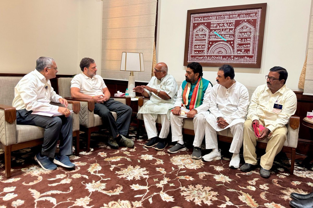 INCMumbai's tweet image. नेता विपक्ष श्री @RahulGandhi जी से #LIC एजेंट्स के प्रतिनिधिमंडल ने मुलाकात की।

प्रतिनिधिमंडल के सदस्यों ने अपनी समस्याएं राहुल जी से साझा की हैं।

📍 पार्लियामेंट हाउस, नई दिल्ली

#RahulGandhi
#LICAgent 
#ParliamentHouse 
#NewDelhi 
#Congress
#India
#Mumbai