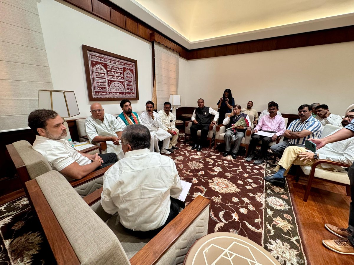 INCMumbai's tweet image. नेता विपक्ष श्री @RahulGandhi जी से #LIC एजेंट्स के प्रतिनिधिमंडल ने मुलाकात की।

प्रतिनिधिमंडल के सदस्यों ने अपनी समस्याएं राहुल जी से साझा की हैं।

📍 पार्लियामेंट हाउस, नई दिल्ली

#RahulGandhi
#LICAgent 
#ParliamentHouse 
#NewDelhi 
#Congress
#India
#Mumbai