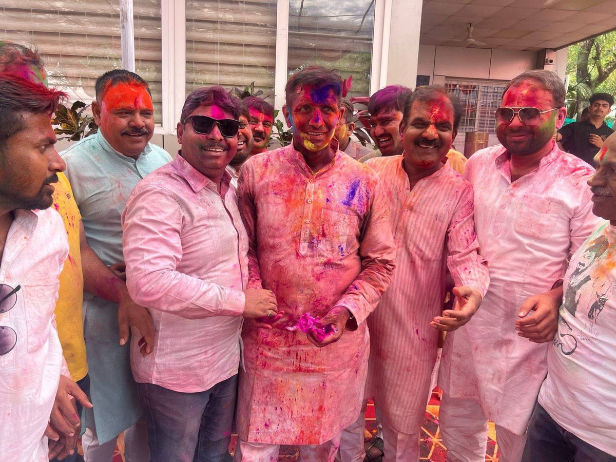 Amit_SharmaINC's tweet photo. कांग्रेस प्रदेश अध्यक्ष आदरणीय श्री @jitupatwari जी के निवास पर आयोजित होली मिलन समारोह में शामिल होकर होली की शुभकामनाएं प्रेषित की। इस दौरान नेता प्रतिपक्ष आदरणीय श्री @UmangSinghar जी सहित विधायकगणों, कांग्रेस नेताओं व ऊर्जावान कार्यकर्ताओं को होली की शुभकामनाएं प्रेषित की।

#रंगपंचमी #rangpanchami